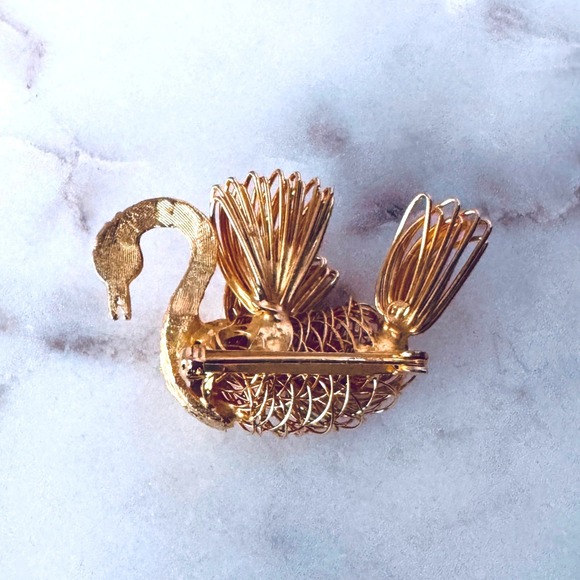 Vintage Gold Tone Wire Filigree Swan Brooch Pin Mid Century Bird Costume Jewelry - Picture 4 of 7